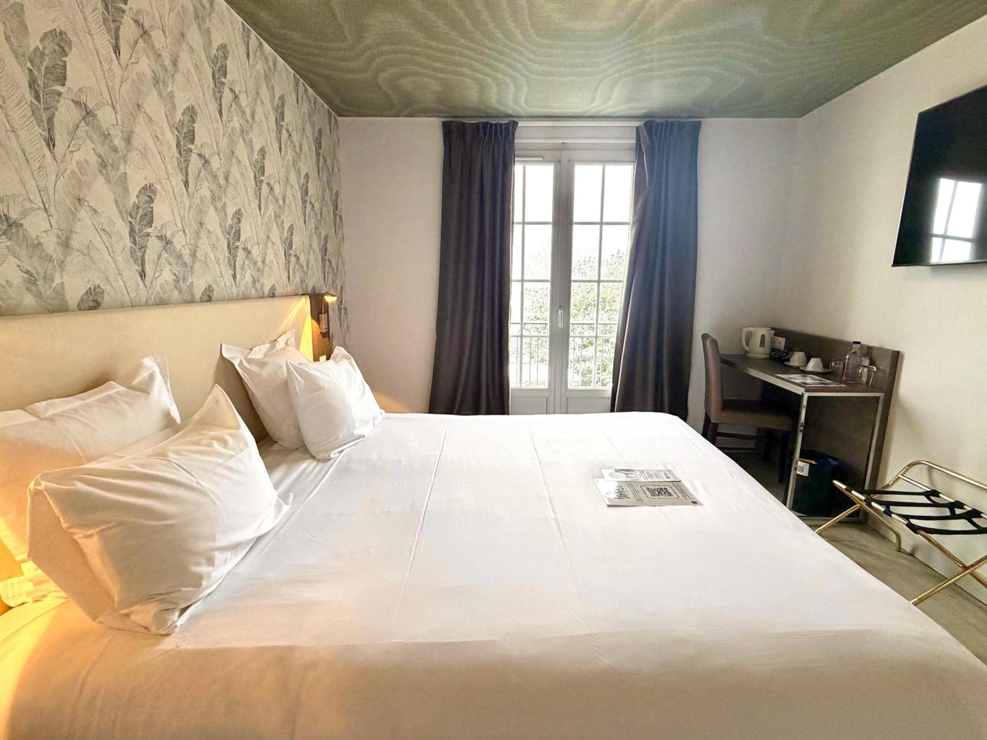 Two-Room Family Suite Two King Beds Spa Bath Valley View or Non-Smoking